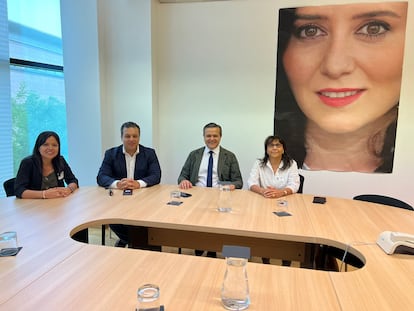 Imagen del 15 de junio de 2022 en una sede del PP. Desde la izqda. Carmen Cervantes, presidenta de Latinos por el PP; Gustavo Eustache, secretario de Nuevos Madrileños; Jorge Rodrigo, secretario de Electoral; y Yadira Maestre, pastora de la iglesia Cristo Viene.