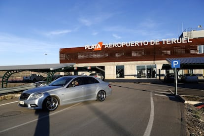 El consorcio público que gestiona las instalaciones del Aeropuerto de Teruel tiene su sede en el terminal principal. En la primera planta se encuentra la escuela de vuelo británica FTA que ha empezado a operar en los cielos aragoneses en octubre de 2016. La llegada de FTA ha supuesto un incremento de las operaciones del 380% con respecto al año anterior. En la foto: un coche deja el terminal principal.