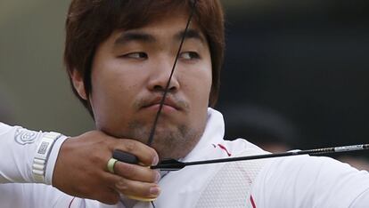 El surcoreano Im Dong-hyun se dispone a lanzar su flecha durante el torneo individual masculino de tiro con arco.