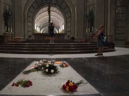 La tumba de Francisco Franco, cubierta de flores frescas, en agosto del 2018.