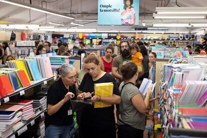 Unas familias compran material escolar antes del inicio del curso en un gran establecimiento de Barcelona, el pasado martes.