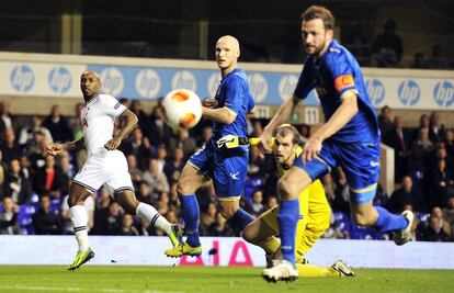 Defoe, del Tottenham, marca uno de los goles.