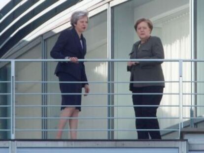 La primera ministra británica llega a Berlín para convencer a Merkel de que le dé más tiempo