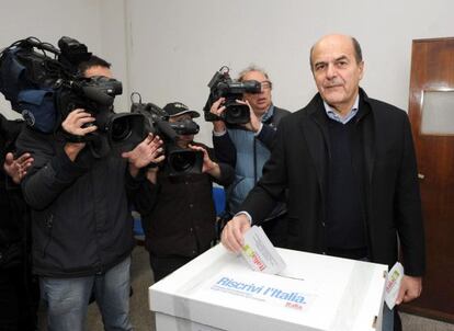 El candidato Pier Luigi Bersani vota en un colegio de Piacenza.
