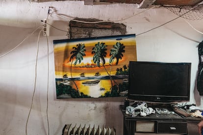 Detalle de la habitación donde duermen Omar y Ahmed. Los dos viven junto a su amigo Amin en una chabola de unos 10 metros cuadrados. A pesar de lo que pueda parecer por fuera, la chabola de los primos está perfectamente acondicionada. En los últimos meses han conseguido realizar una pequeña reforma con la chatarra que recogen y reciclan. El refugio que han logrado construir tiene tres zonas bien acomodadas y un pequeño cuarto de baño con todo tipo de detalles.
