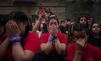 Penitentes durante la procesión del 'Cristo de los Gitanos' en Granada, el 17 de abril de 2019.