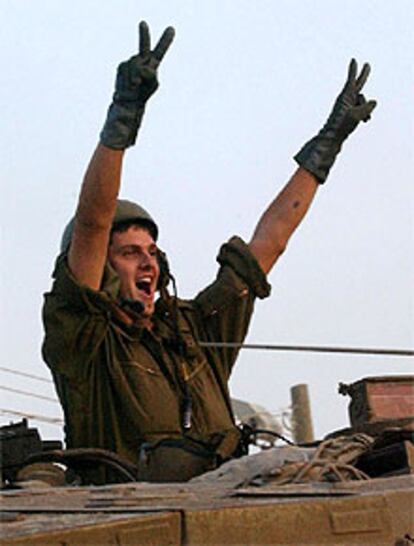Un soldado hace el signo de la victoria tras la retirada militar de Belén.