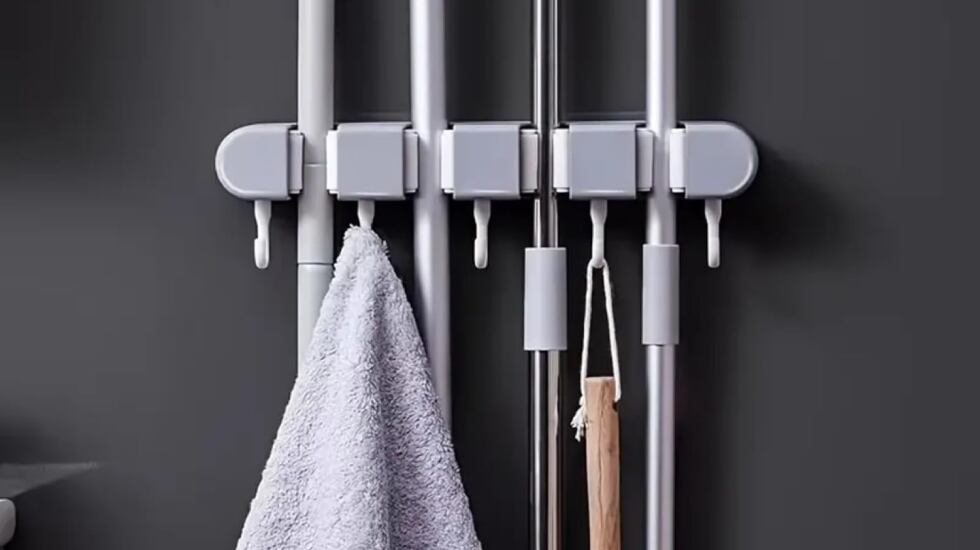 Organizador de pared para escobas y paños sin taladro.