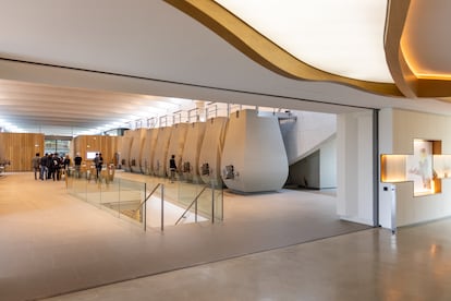 Interior de la sala de cubas de cemento en el Château Cheval Blanc, en Saint-Émilion, en una fotografía proporcionada por el estudio Deepix.