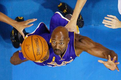 Karl Malone intenta capturar un rebote con los Lakers la pasada temporada.