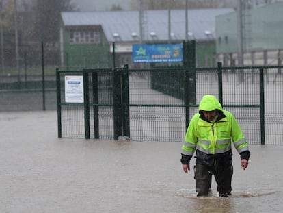 Un operario del Ayuntamiento de Arriondas camina por una calle completamente inundada, este miércoles.