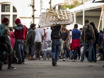 Usuários se aglomeram ao lado da estação Julio Prestes.