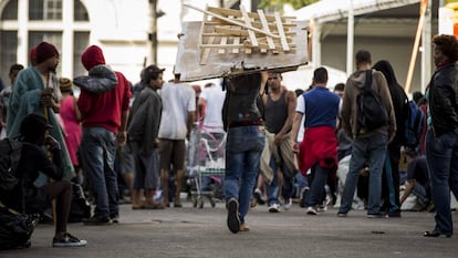 Usuários se aglomeram ao lado da estação Julio Prestes.