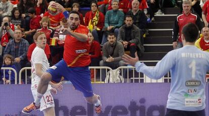 Valero Rivera lanza durante el España-Macedonia.