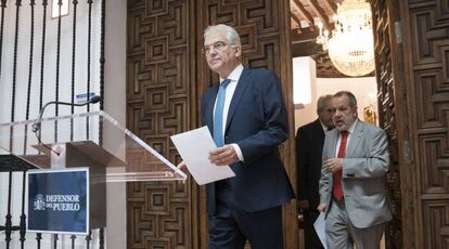 Gabriel Rubio, portavoz de la familia de Itziar Prats, y el Defensor del Pueblo en funciones, Francisco Fernández Marugán, este viernes en Madrid.