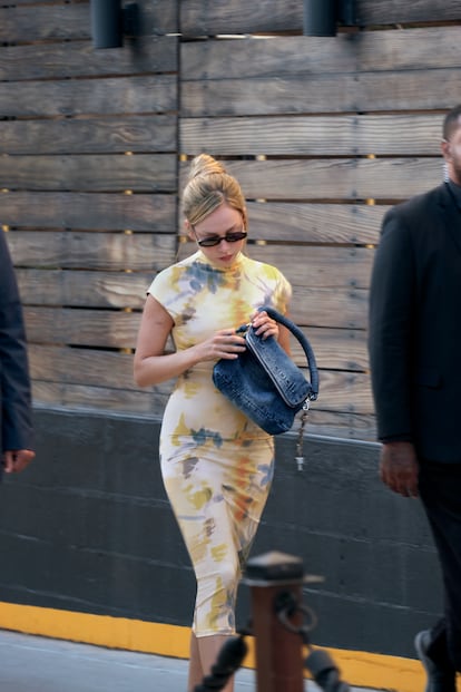 Ester Expósito en Los Ángeles, con vestido de Desigual.