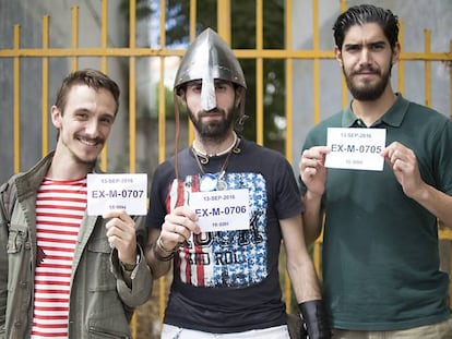 Three hopefuls auditioning for Game of Thrones in Malpartida de Cáceres.