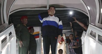 Chávez toma el avión en Caracas rumbo a Cuba el 10 de diciembre de 2012. / REUTERS