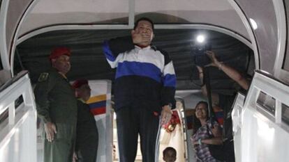 Chávez toma el avión en Caracas rumbo a Cuba el 10 de diciembre de 2012. / REUTERS