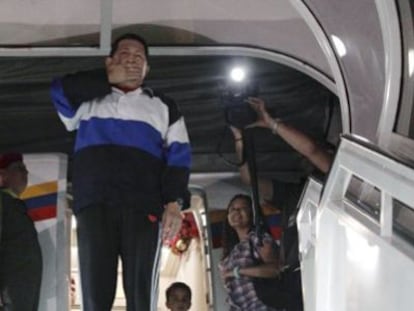 Chávez toma el avión en Caracas rumbo a Cuba el 10 de diciembre de 2012. / REUTERS