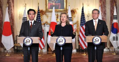 Desde la izquierda: el ministro japonés de Asuntos Exteriores, Seji Maehara; la secretaria de Estado estadounidense, Hillary Clinto, y el ministro de Exteriores de Corea del Sur, Kim Sum-hwan.