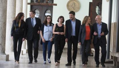 Los candidatos a la presidencia de la Generalitat de seis partidos con Beatriz Garrote, presidenta de la asociación de víctimas.