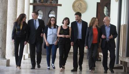 Los candidatos a la presidencia de la Generalitat de seis partidos con Beatriz Garrote, presidenta de la asociaci&oacute;n de v&iacute;ctimas.