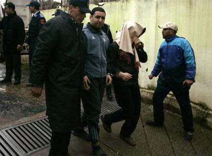 Abdelilá Hriz (segundo por la derecha) y Hicham Ahmiran (centro) llegan al juzgado marroquí.