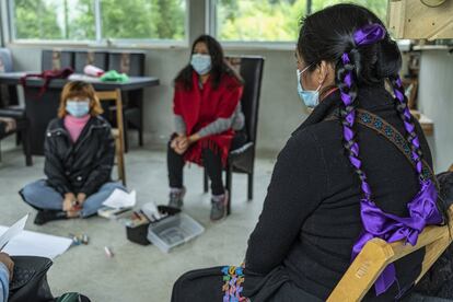 Un grupo de mujeres toma un taller con la ONG Impacto, en conjunto con las artesanas, esta organización busca proteger el patrimonio textil de la zona.