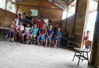 A 40 kilómetros de aquí, escondidos entre grandes plantaciones de milpa, plataneras y árboles de achiote, hay 72 estudiantes que tampoco podrán volver a dar clases. Pero en la Escuela del Nuevo Sinaí Rubel Santo, en Chisec, los pequeños tampoco han dejado de venir. Sin mascarillas y varios de ellos también sin zapatos, siguen pasando por ahí para ver si encuentran otras caras conocidas. “Aquí no ha entrado el virus y es absurdo perder un año más”, critica Candelaria Tox, una de las dos maestras del centro. Aunque el Ministerio no le permite reabrir sus clases, tiene pensado hacerlo: “Los niños se me van a ir”.