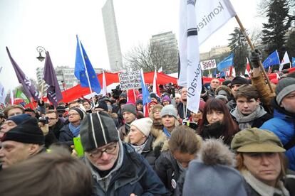 Manifestación contra el Gobierno y su plan de restricción a los medios, este sábado en Varsovia.