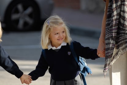 Cumplidos los tres años, Sofía de Borbón comenzó el colegio. De nuevo, los entonces príncipes de Asturias apostaron por el mismo centro en el que estudiaba su hermana, el colegio de Nuestra Señora de Los Rosales en Aravaca. Fue el 13 de septiembre de 2010 cuando asistió por primera vez a las clases, aunque el posado oficial ocurriría dos días después. Las dos hermanas, de la mano y sonrientes, llegaron acompañadas de sus padres y vestidas con el uniforme del centro educativo. Los periodistas allí presentes le preguntaron a la pequeña de la familia por sus primeros días en el colegio de mayores. Algo tímida con la prensa, no pronunció ninguna palabra. "Sofía, hija, di algo", le pidió Letizia.