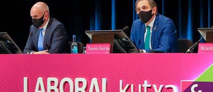 La mesa presidencial en la asamblea general de Laboral Kutxa.
