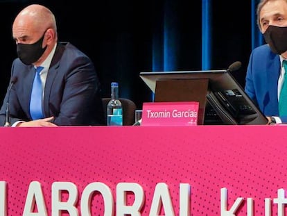 La mesa presidencial en la asamblea general de Laboral Kutxa.