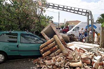 El viento de 170 kilómetros por hora arrancó tejados que destrozaron vehículos en Dénia, como se observa en la imagen.