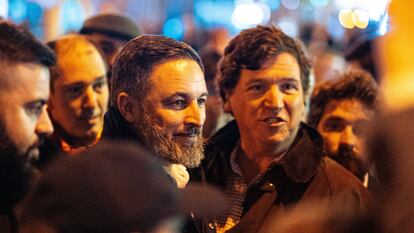 Tucker Carlson, con Santiago Abascal en las protestas de este lunes en Madrid.