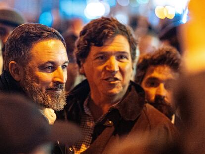 Tucker Carlson, con Santiago Abascal en las protestas de este lunes en Madrid.
