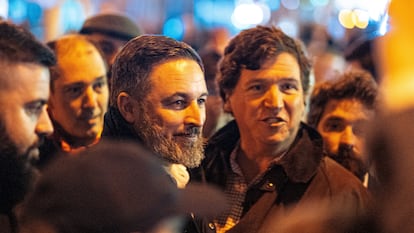 Tucker Carlson, con Santiago Abascal en las protestas de este lunes en Madrid.