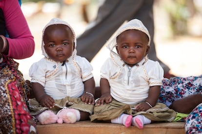 Tanzania. Una madre, cuyos hijos nacieron prematuramente, ha llevado a sus pequeños (en la imagen) al Kangaroo Mother Care en el Hospital del distrito en Mtwara, para una revisión.