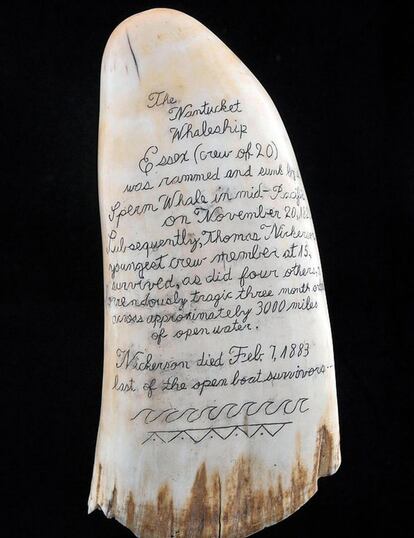Un diente de una ballena tallado por Lothar R. Candels en homenaje a Thomas Nickerson, un superviviente del ballenero Essex.