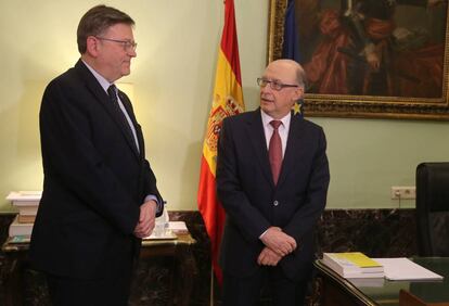 Ximo Puig, president de la Generalitat Valenciana, amb Cristóbal Montoro, ministre d'Hisenda.