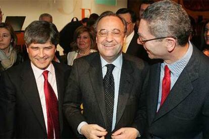 Fernando Martín y Florentino Pérez, con Alberto Ruiz-Gallardón ayer en la presentación del diario <i>El Economista.</i>