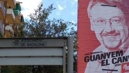 Barri de Llefià, a Badalona. Un cartell d'En Comú Podem s'arrima a la calor de l'Ajuntament. El cel blau de l'extraradi reivindica el dret a la vida dels blocs.