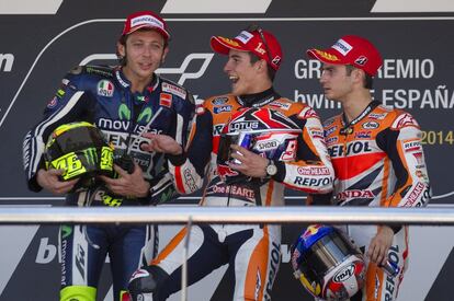 Marc Márquez en el podio junto a Valentino Rossi y Dani Pedrosa