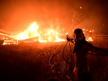 Incendio forestal al norte de Atenas, la capital griega, a principios de agosto del año pasado.