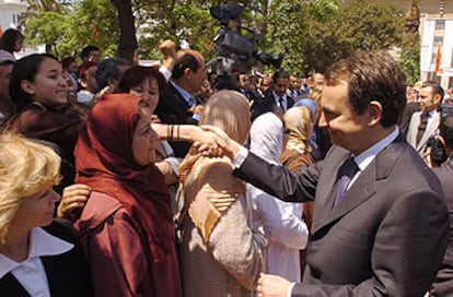 José Luis Rodríguez Zapatero saluda en la plaza de la Wilaya a familiares de víctimas del atentado perpetrado en Casablanca en mayo de 2003.