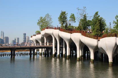 <a href="https://littleisland.org/" target="_blank">Little Island</a>, un enorme parque flotante sobre el río Hudson, a la altura del Pier 55 de <a href="https://elviajero.elpais.com/tag/nueva_york/a" target="_blank">Nueva York</a> (el muelle que acogió a los supervivientes del 'Titanic'), se inauguró el pasado 21 de mayo. El proyecto, que pretende revitalizar Meatpacking District, el antiguo barrio de los carniceros, se puso en marcha a finales de 2018, tras siete años de trabas administrativas y disputas legales, aunque la idea se remonta a 2011, cuando el magnate de los medios de comunicación Barry Diller y su esposa, la diseñadora de moda Diane von Fürstenberg, lo anunciaron como un regalo a la ciudad estadounidense. Proyectada por el arquitecto británico Thomas Heatherwick y con un coste de casi 220 millones de euros, tiene como base una plataforma ondulada de 10.000 metros cuadrados que se sustenta sobre 132 soportes de hormigón en forma de tulipanes, cada uno de 10 metros de altura y 90 toneladas. Dos puentes unen la isla con el paseo que recorre la orilla del río. Concebida como oasis urbano y espacio cultural, cuenta con jardines y un anfiteatro para 700 espectadores.