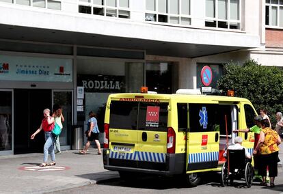 Una ambulancia en la entrada de la Fundación Jiménez Díaz, hospital de gestión privada integrado en la red pública. 