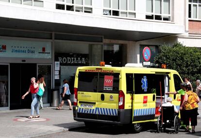 Una ambulancia en la entrada de la Fundación Jiménez Díaz, hospital de gestión privada integrado en la red pública.