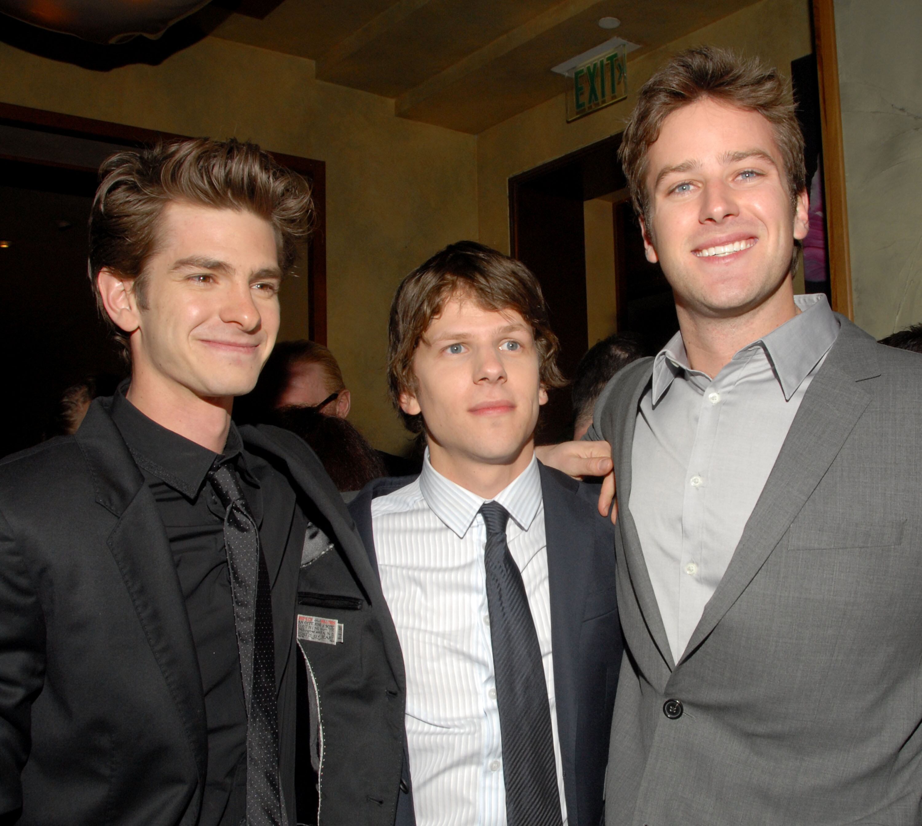 Andrew Garfield junto a Jesse Eisenberg y Armie Hammer, compañeros en la película 'La red social', en el evento del lanzamiento del DVD de la película, en 2011. 